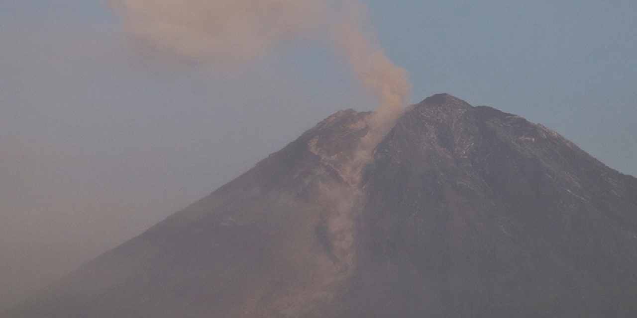 Semeru Yanardağı 4 kez patladı! 1000 metre yüksekliğe kül püskürttü