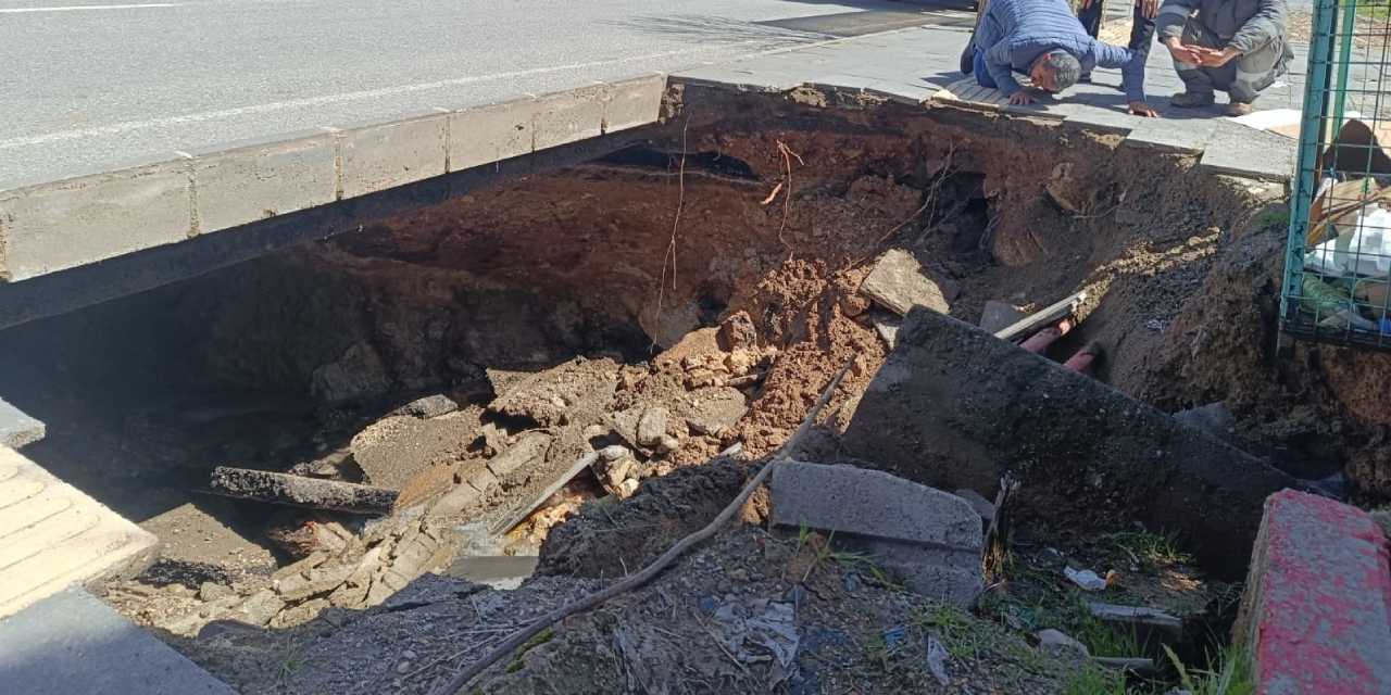 Siirt’te korkutan gürültü! Kaldırım bir anda çöktü