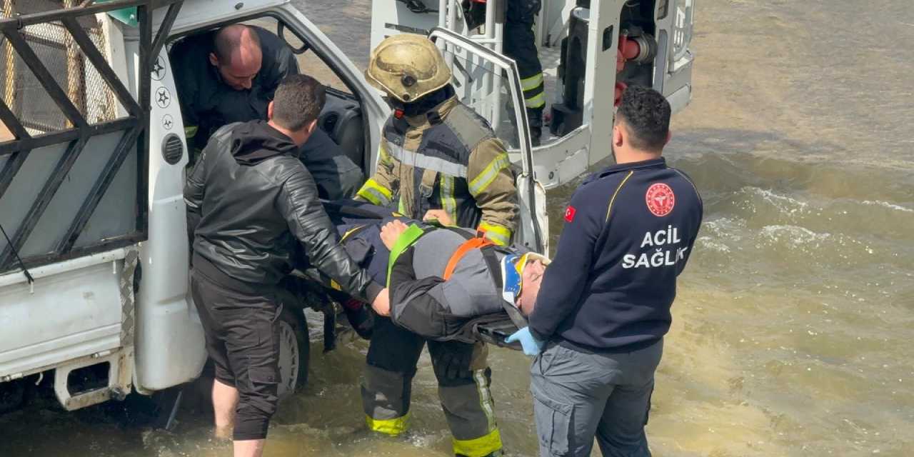Kamyonet dereye uçtu sürücü ağır yaralandı