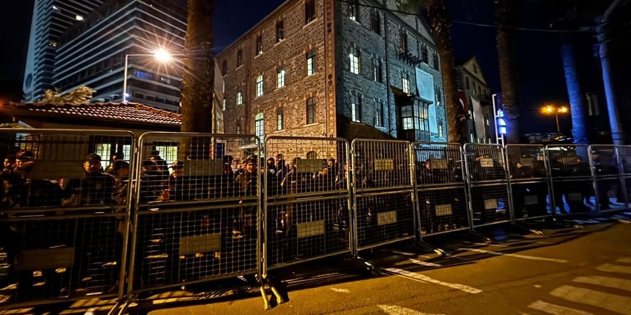 İzmir Meslek Fabrikası'na şafak baskını! Yüzlerce polisle zorla tahliye