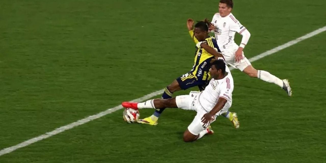 İşte Türkiye'nin konuştuğu pozisyon: Penaltı mı değil mi?