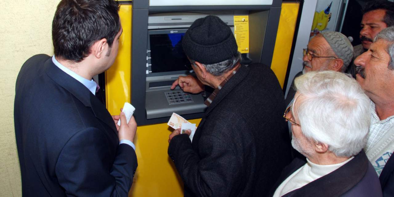 Banka hesabına giren emekli şoku yaşadı: SGK yüzbinlerce kişinin maaşını kesti primini sildi