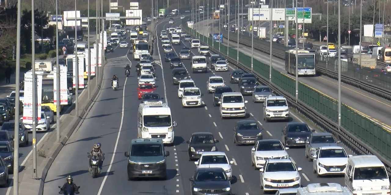 İstanbul'da pazartesi klasiği: Trafik kilitlendi