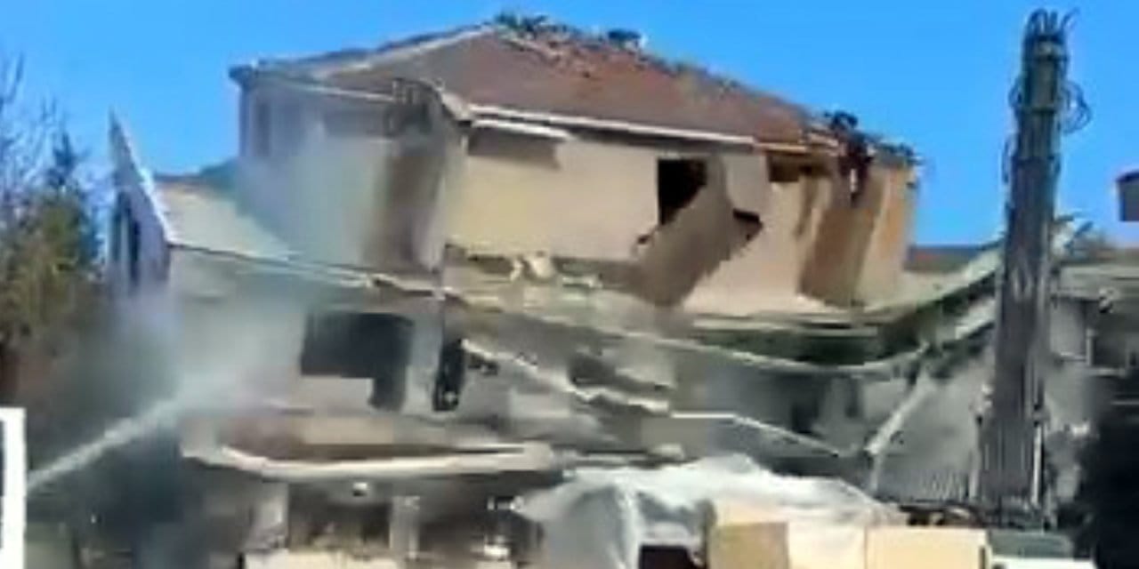 4 katlı bina tek bir darbeyle yerle bir oldu