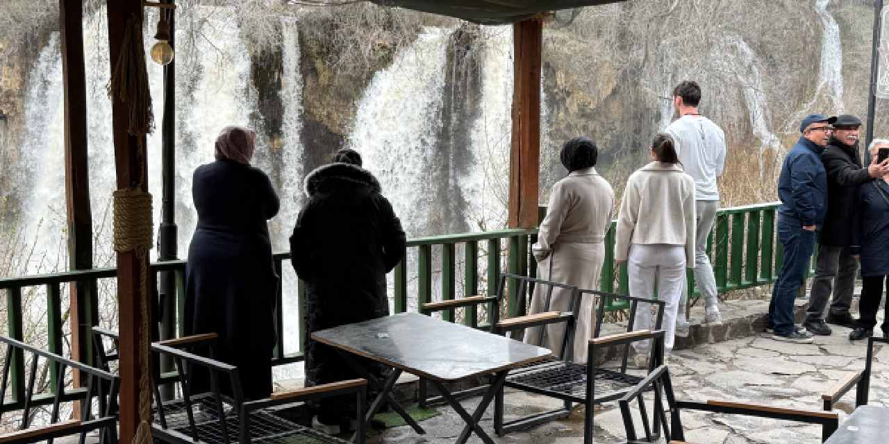 Şelale son 20 yılın en coşkun halini aldı: Görmek için akın ettiler