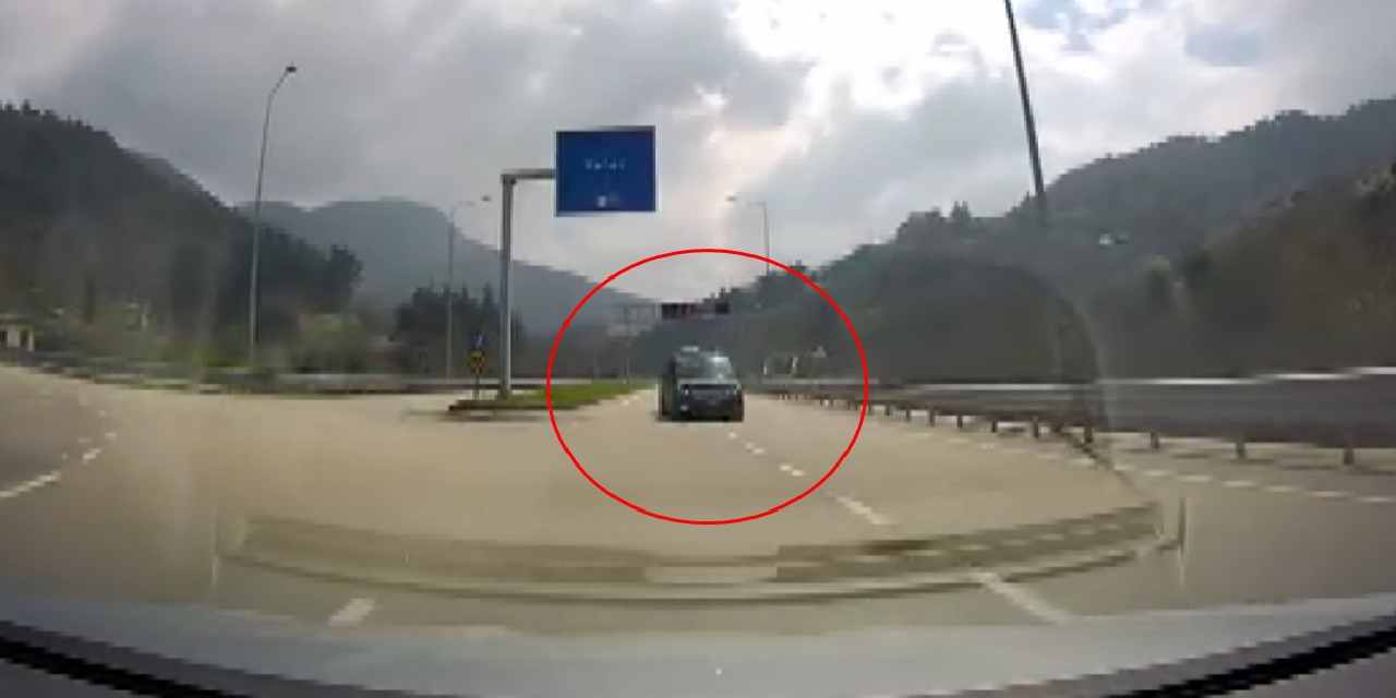 Ters yönde ilerleyen minibüs kazaya davetiye çıkardı! O anlar kamerada