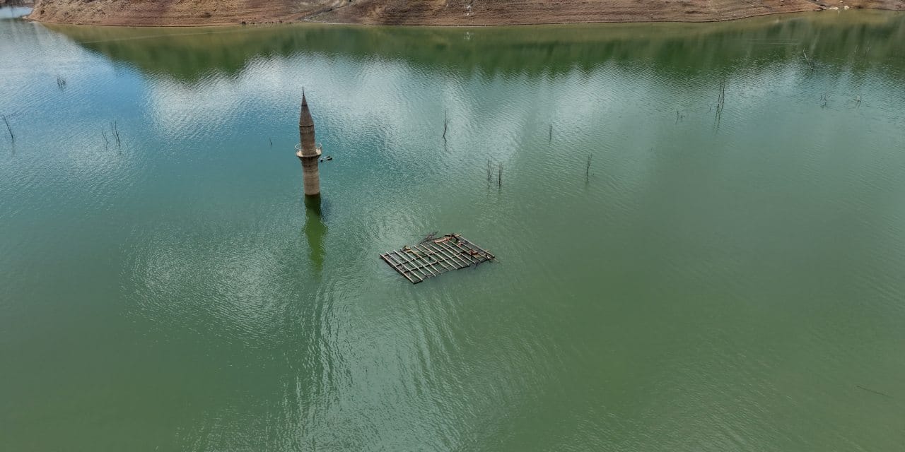 Doğa emanetini geri aldı: Köy evleri birer birer gözden kayboldu