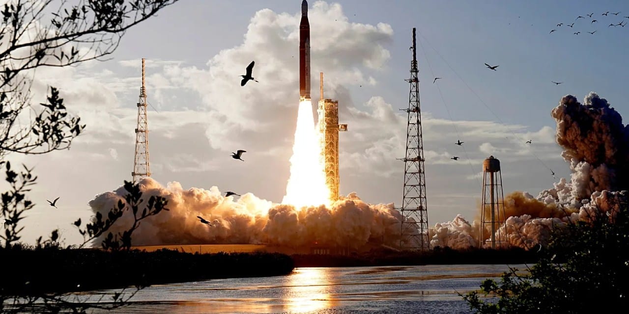 Uzayda tarihi eşik aşıldı! Artemis II mürettebatı Ay'ın çekim alanına girdi