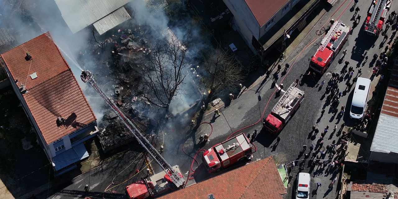 Ümraniye'de hurdalık alanda yangın!