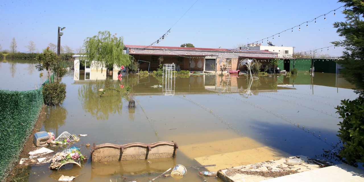 Manisa'da akarsular taştı: Bağ evleri ve tarım arazileri su altında kaldı