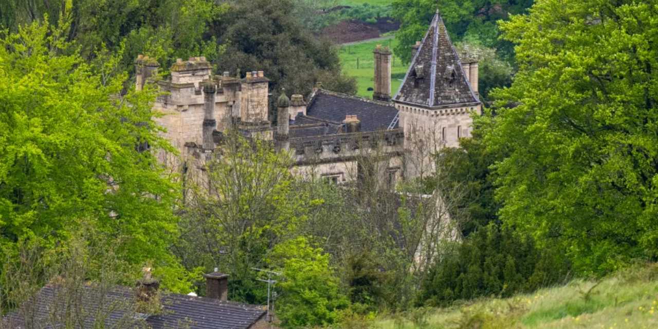 Eski futbolcudan satın aldı: Ünlü şarkıcının yeni evinin yanında Roma tapınağı çıktı