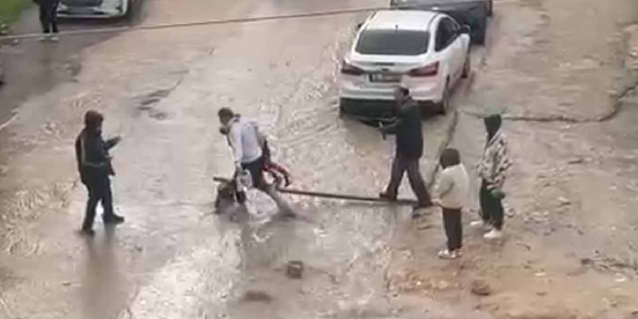 Kentte sağanak nedeniyle sokaklar göle döndü: Karşıya geçmek için yola tahta koydular