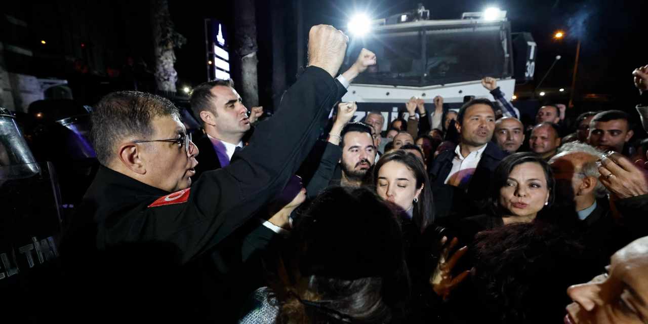 Cemil Tugay Meslek Fabrikası önündeki nöbetten seslendi: Beni buradan tutup atana kadar buradayım!