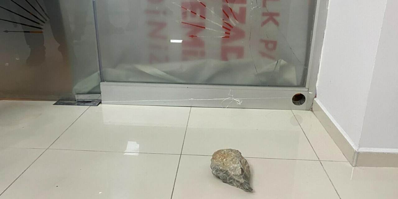 CHP Şehzadeler İlçe Başkanlığı'na saldırı!