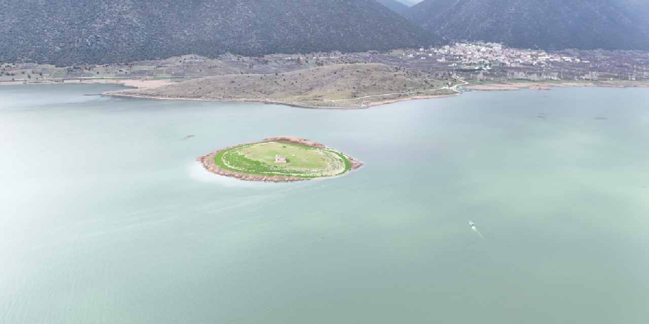 Türkiye'de göl üzerinde yerleşim bulunan tek ada olarak biliniyor: 120 kişi yaşıyor