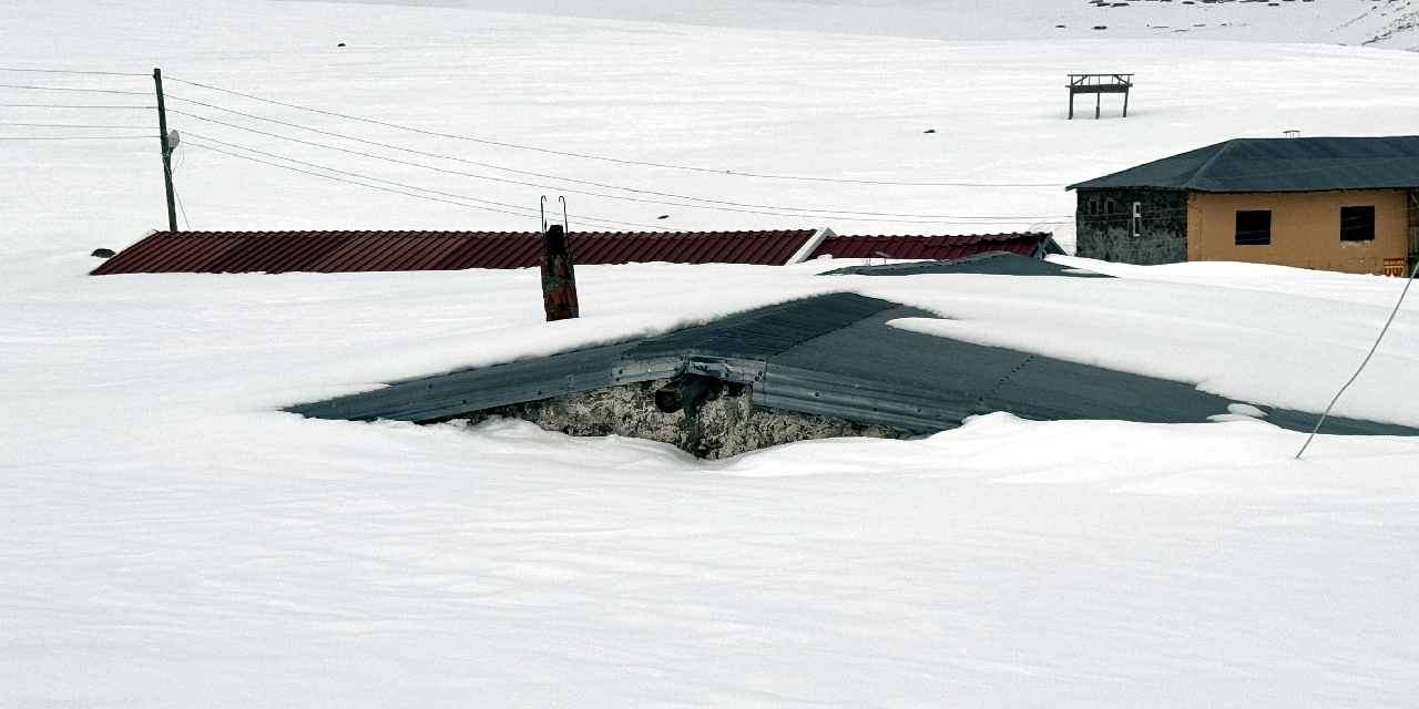 4 ay ulaşıma kapanmıştı! Yaylada kışın kara gömülen evler ortaya çıktı