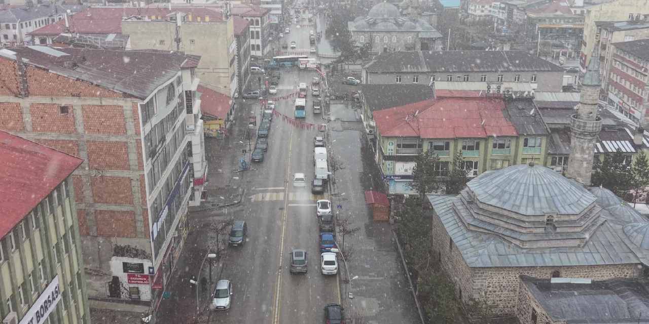 15 dakika sürdü! Şehre Nisan ayında lapa lapa kar yağdı