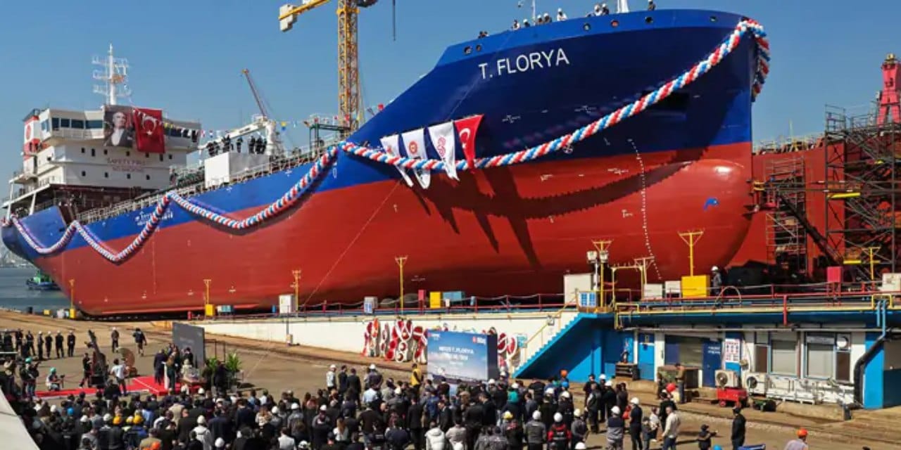 Koç Ailesi'nin dev gemisi T. Florya denize indi