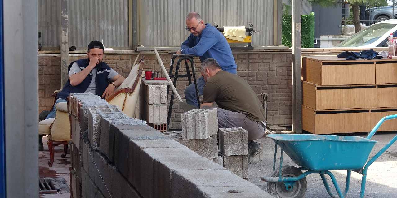 Komşusuyla tartıştı! Dükkanının önüne duvar ördürüp önüne de konteyner koydurdu