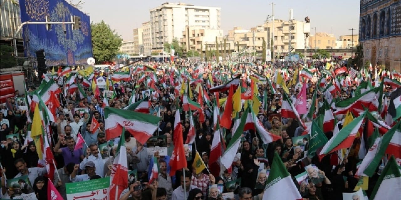 İranlılar sokağa döküldü