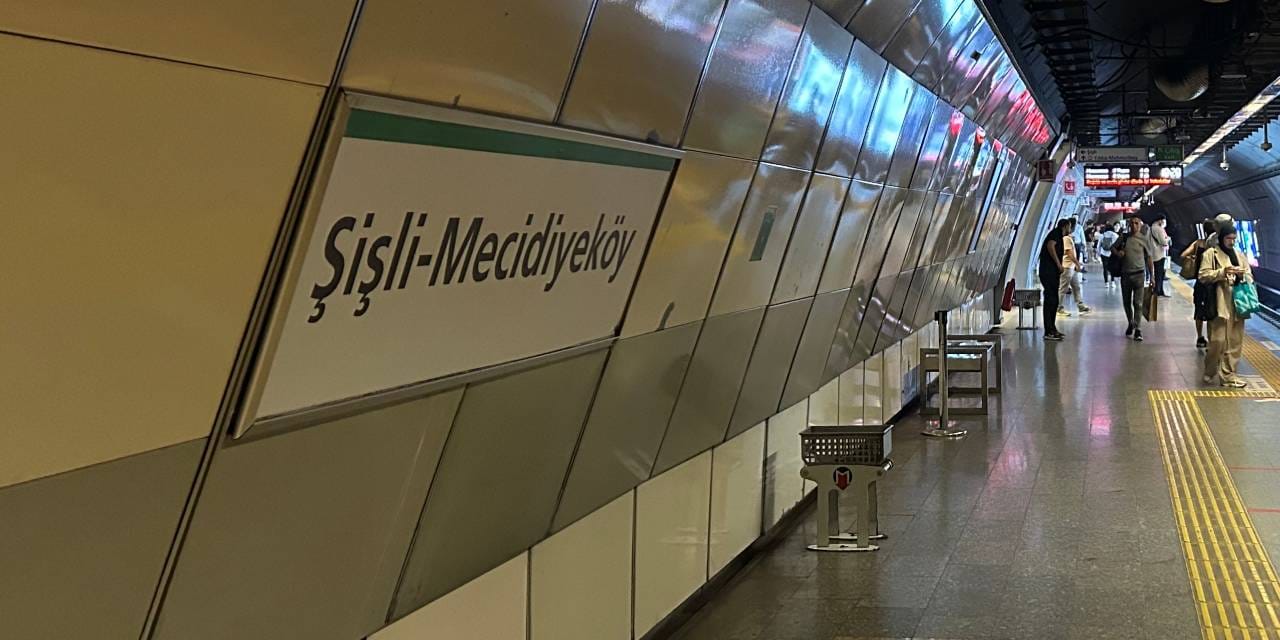 Mecidiyeköy metrosunda büyük panik! İntihar girişimi yaşandı bir yolcu da raylara düştü