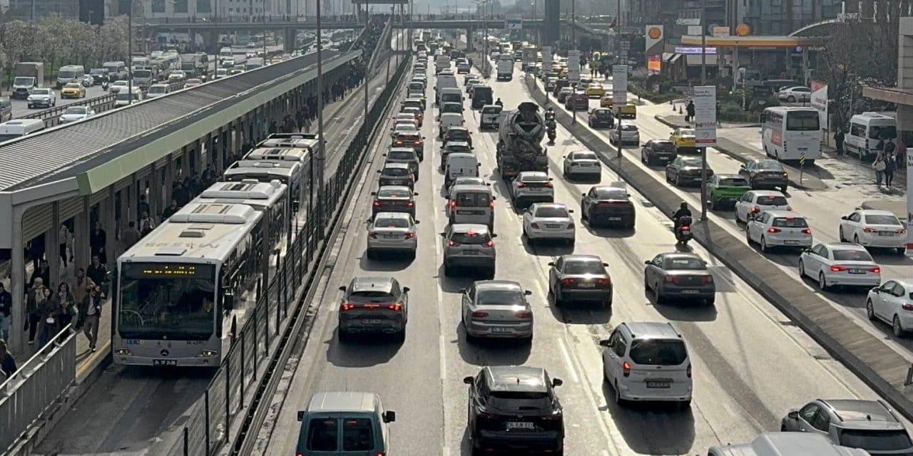 İstanbullular dikkat: Harita kırmızıya boyandı! Trafik yoğunluğu yüzde 83’e ulaştı