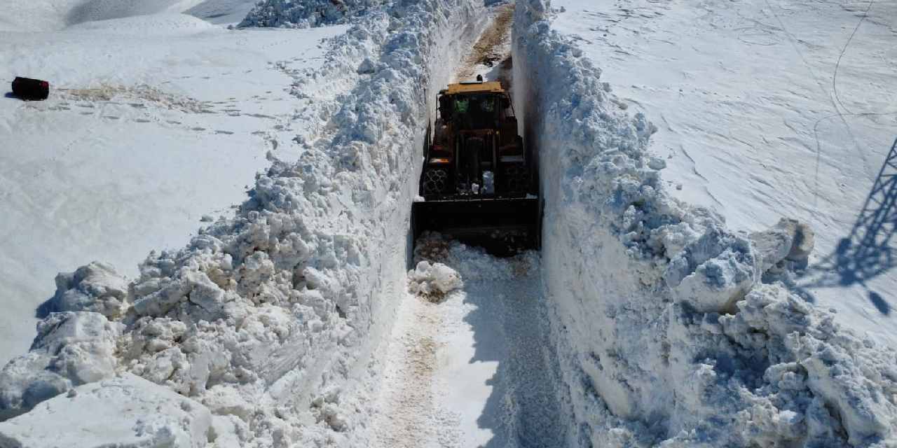 6 metrelik kar duvarlarını böyle delip geçtiler
