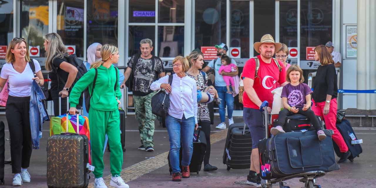 Antalya'ya akın akın yolcu geldi: 3 milyonu aştı