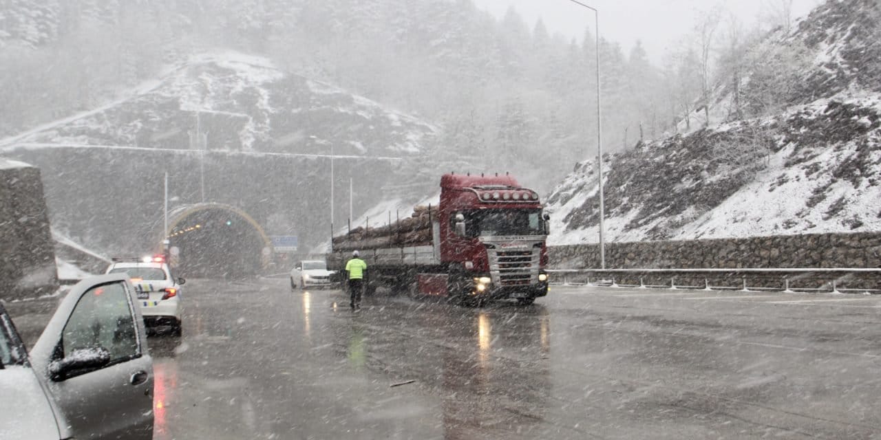 Nisan ayında kar sürprizi: Sinop’un yüksek kesimleri beyaza büründü