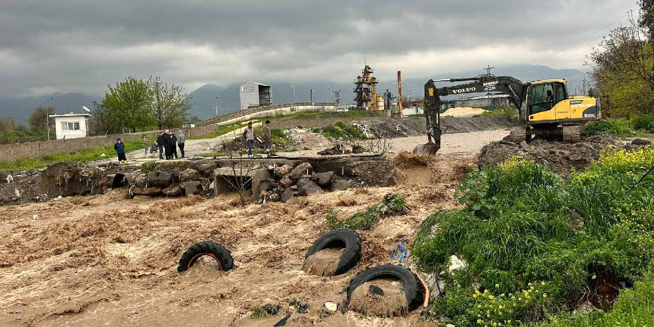 Dün akşamdan bu yana aralıklarla yağdı! Şiddetli yağış sonrası köprü çöktü