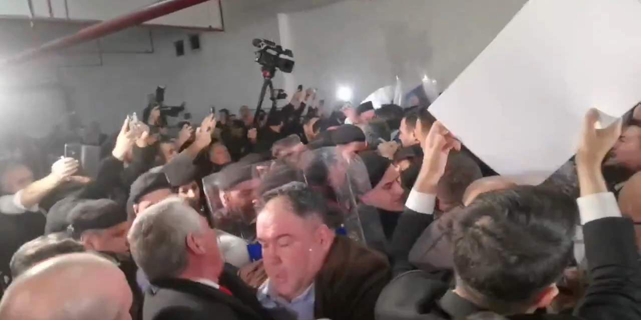 CHP'li Zeybek Bursa'daki polis müdahalesini paylaştı: Yazıklar olsun sizin demokrasi anlayışınıza