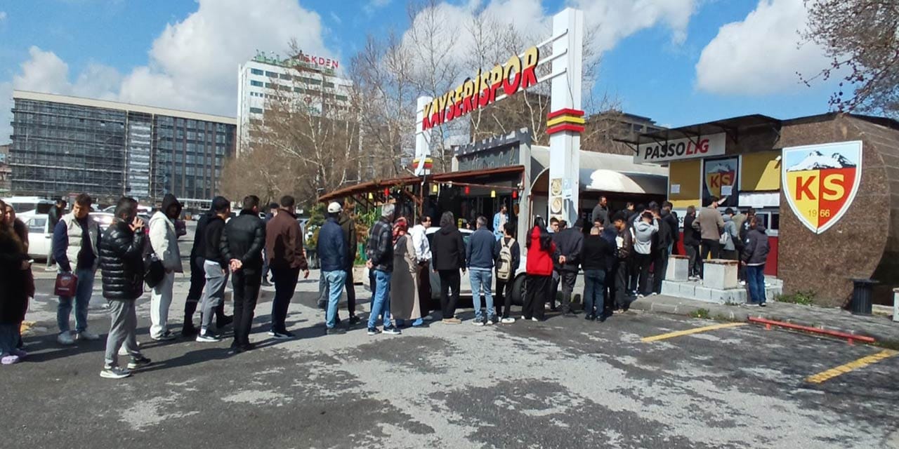 Kayseri'de 3 bin 38 liralık biletleri alabilmek için saatlerce beklediler