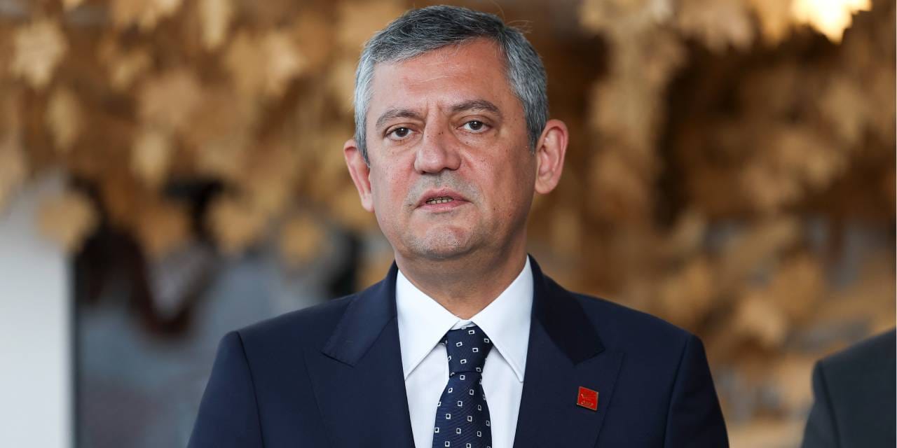 Özgür Özel Anayasa'daki maddeyi tane tane okuyup AKP'ye yanıtı verdi