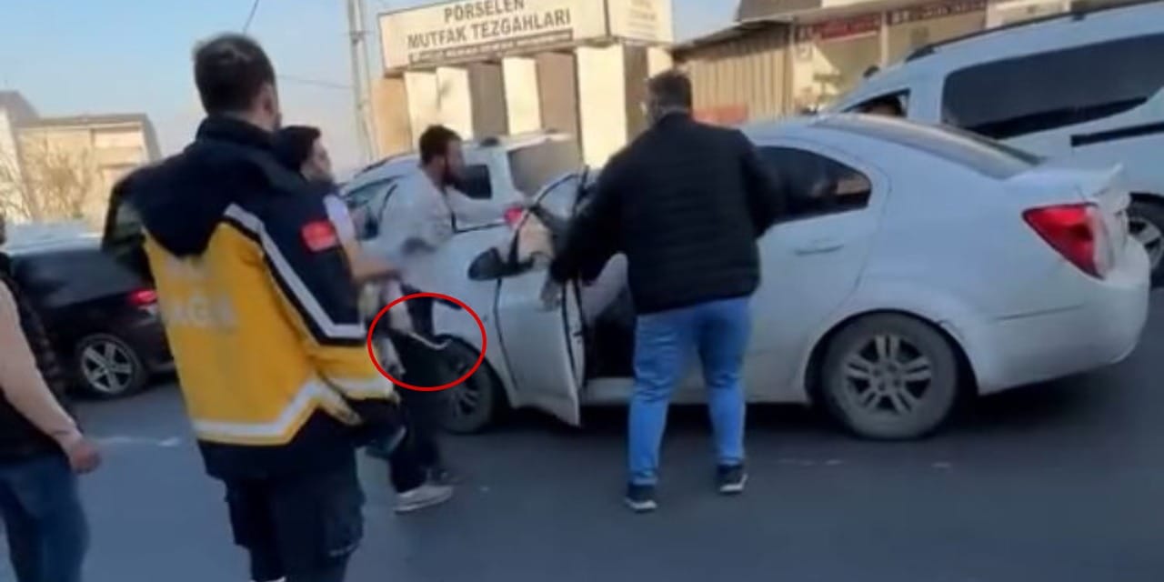 Kaza yapıp levyeye sarıldı: Trafik magandasına çevredekiler engel oldu