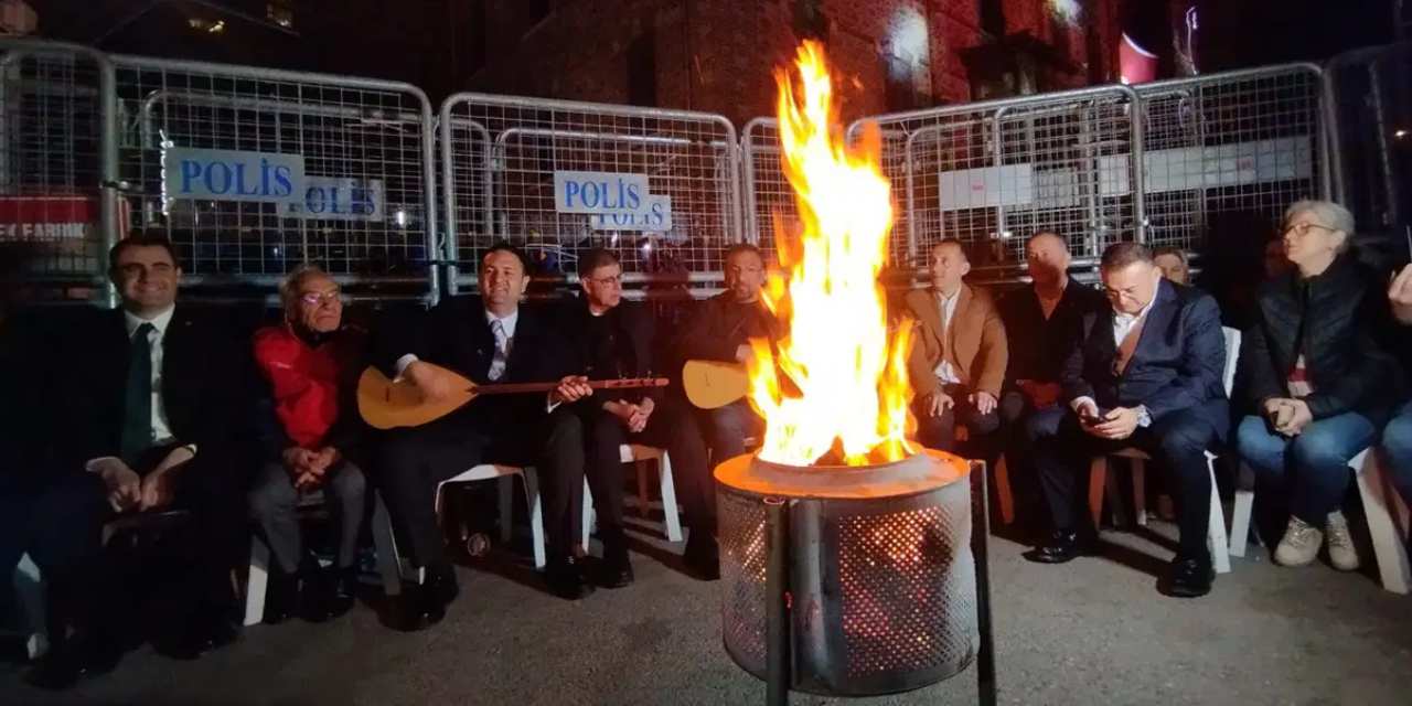 İzmir Meslek Fabrikası önündeki tahliye nöbetine türküleriyle destek verdiler!