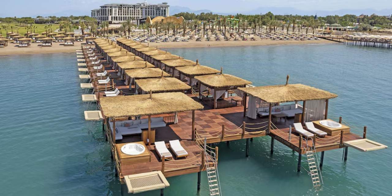 Bakanlığın ultra lüks toplantısını 'garantili müteahhitler' ödemiş