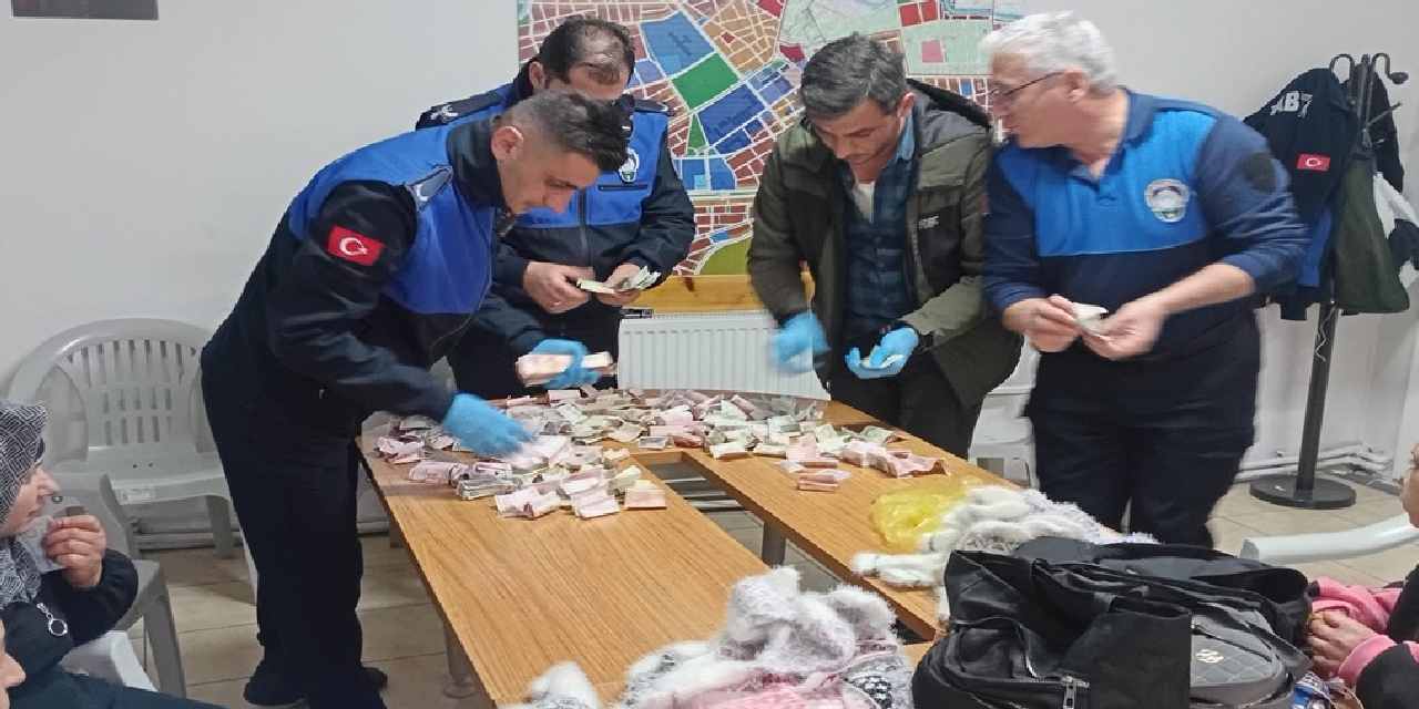 Dilencinin üzerinden çıkan parayı 4 kişi zor saydı