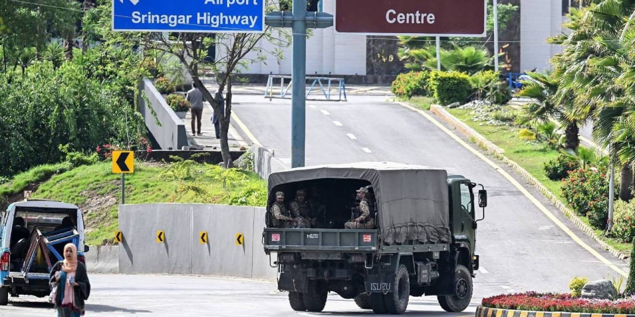 İslamabad'da kritik zirve öncesi güvenlik kalkanı: Sokaklar boşaldı, ordu kontrolü ele aldı