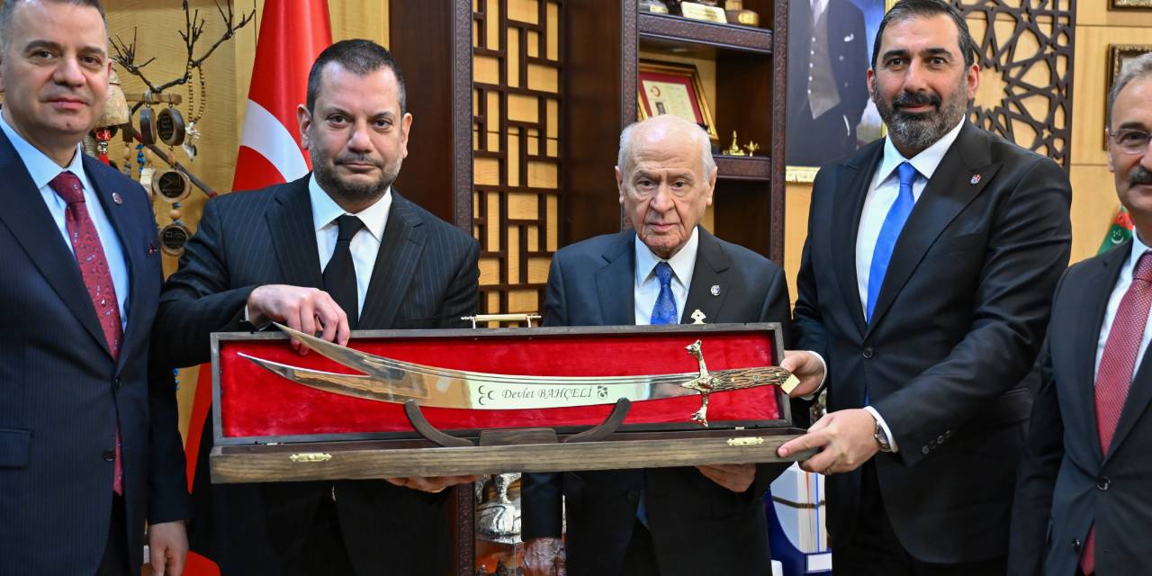 Trabzonspor Başkanı Bahçeli’ye Zülfikar hediye etti