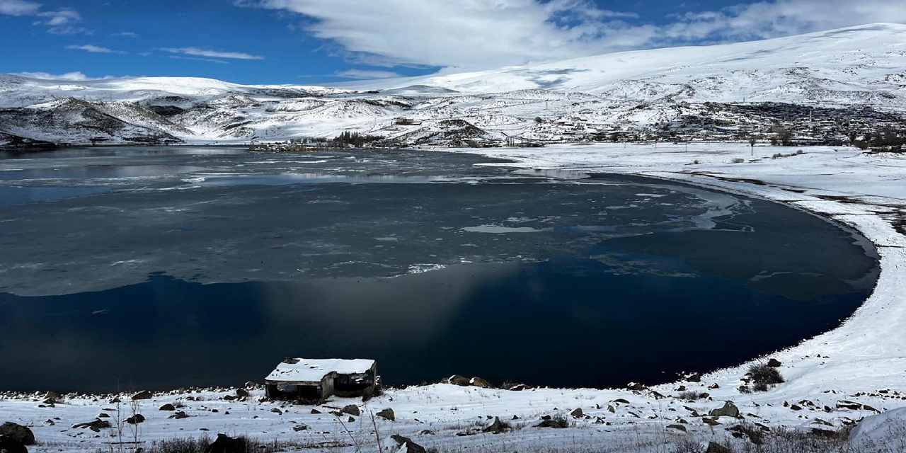 Göl eksi 25’te donmuştu: 1 metrelik buz tabakası çözülmeye başladı