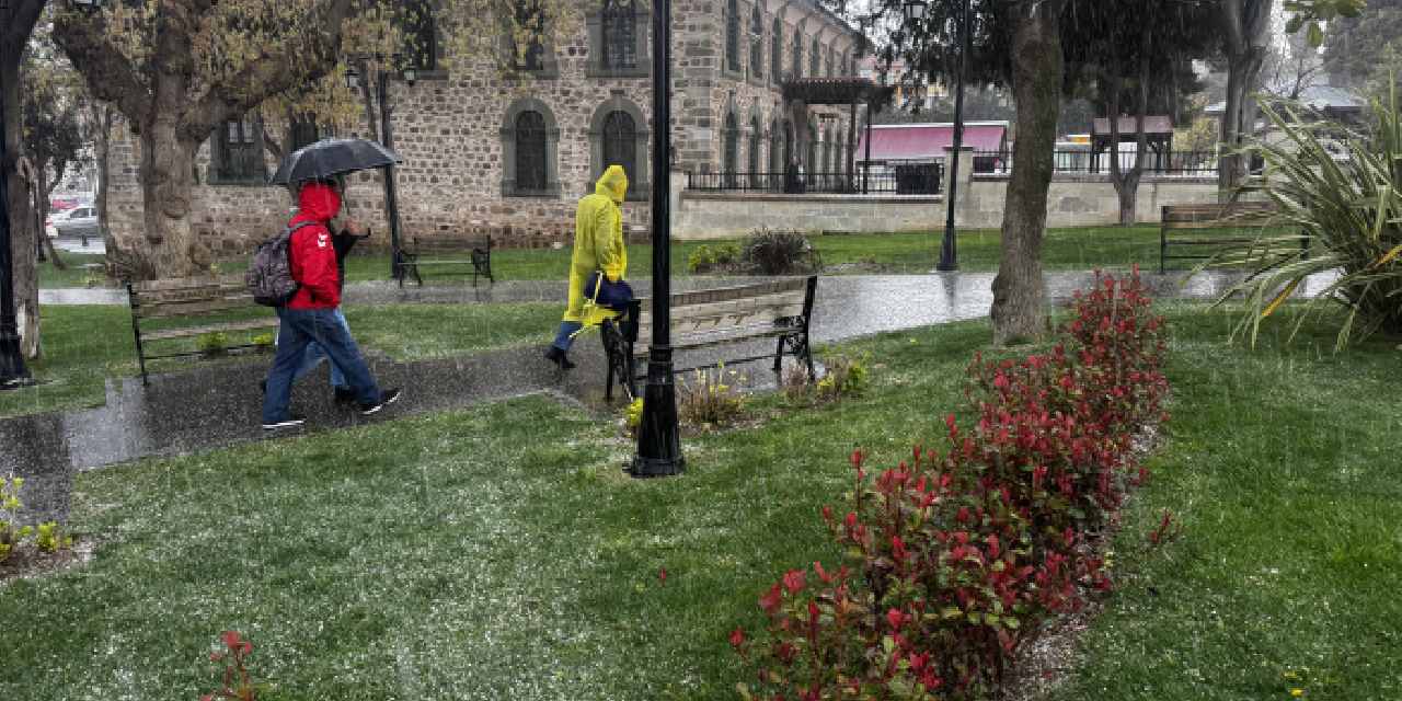 5 dakika süren dolu yağışı sonrası ilçe beyaza büründü