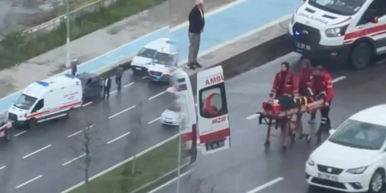 3 aracın birbirine girdiği feci kazada 2 yaralı!