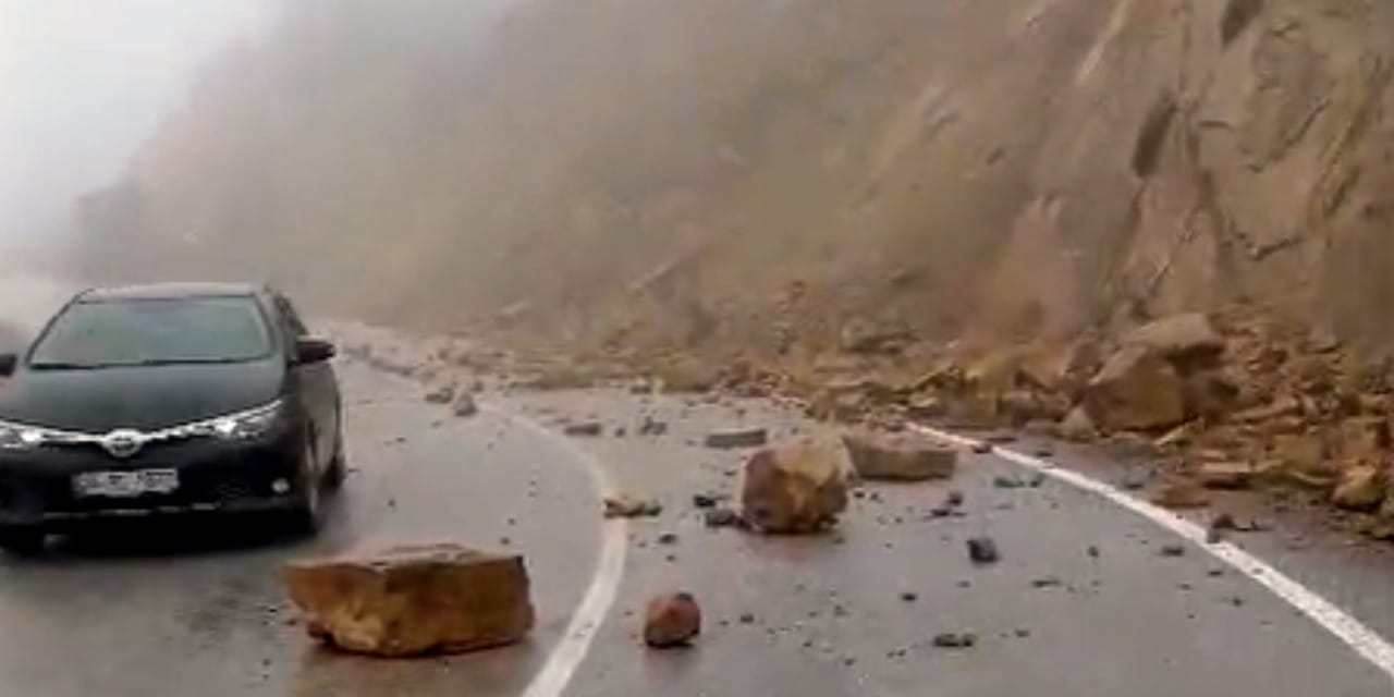 Sağanak yağış sonrası dev kaya parçaları yola yuvarlandı! Sürücüler zor anlar yaşadı