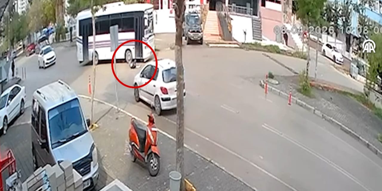 Kapısı açık hareket etti: Dengesini kaybeden yolcu yola savruldu! O anlar kamerada