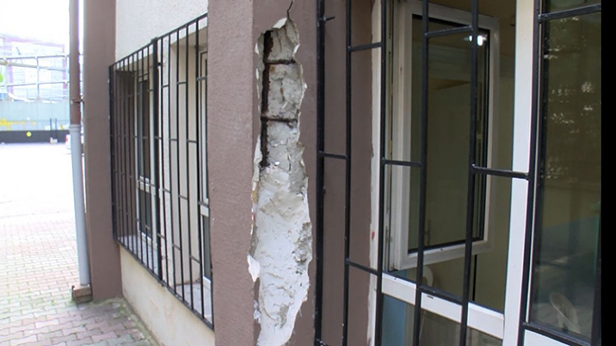 Duvarlar çatlak, sıvalar dökülmüş! MEB öğrencileri hasarlı okullara çağırdı!