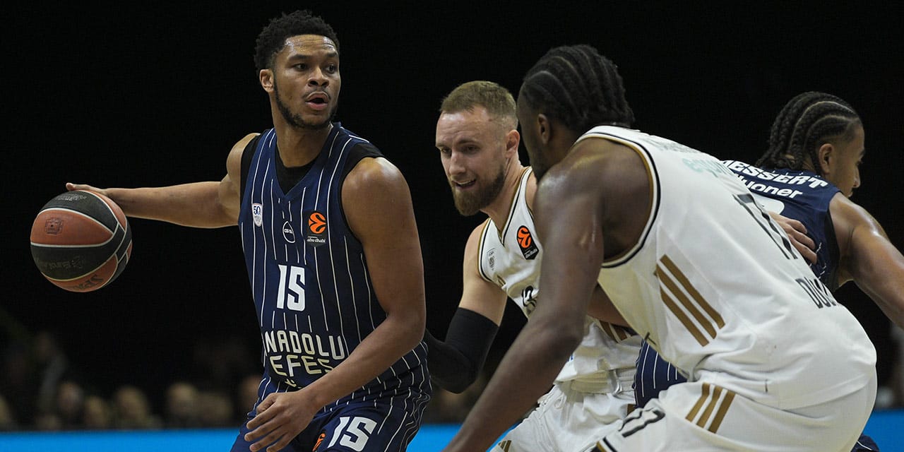 Anadolu Efes aradığını deplasmanda buldu