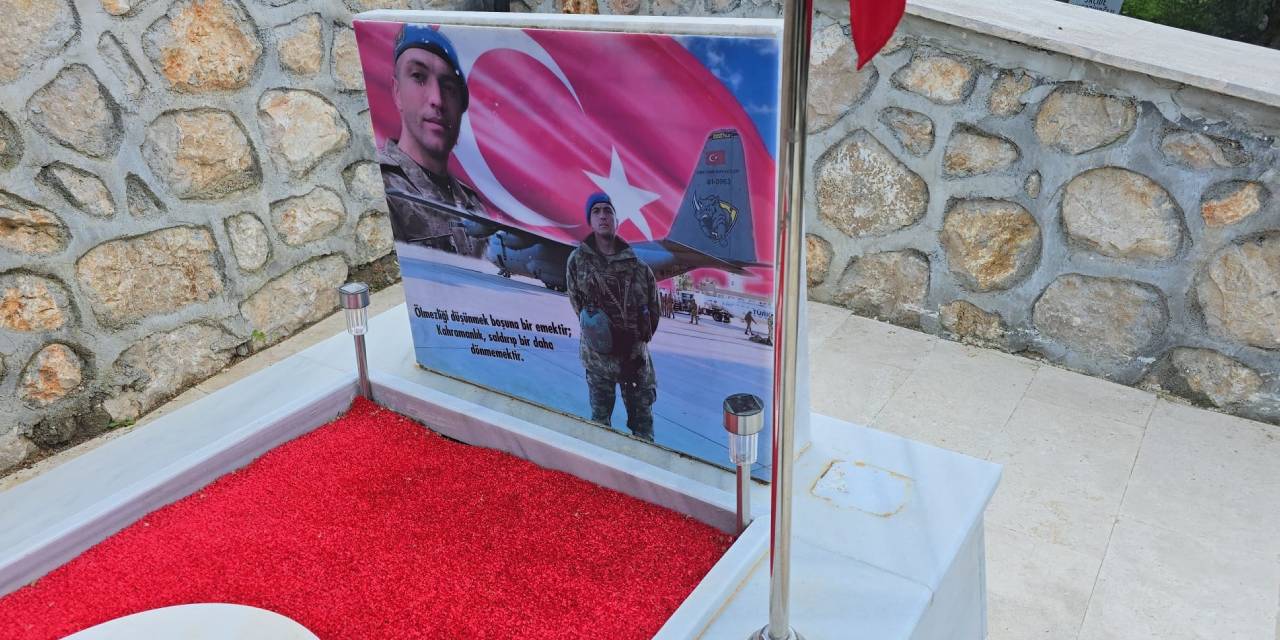 Şehidin kabrine büyük saygısızlık! Acılı annesi fark etti hırsız yakalandı