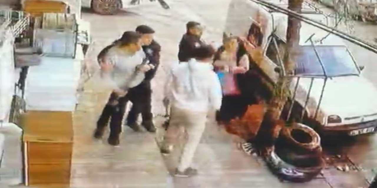 Sultangazi'de zihinsel engelli genci sopalarla dövdüler: Ayırmaya çalışan annesini de darp ettiler!