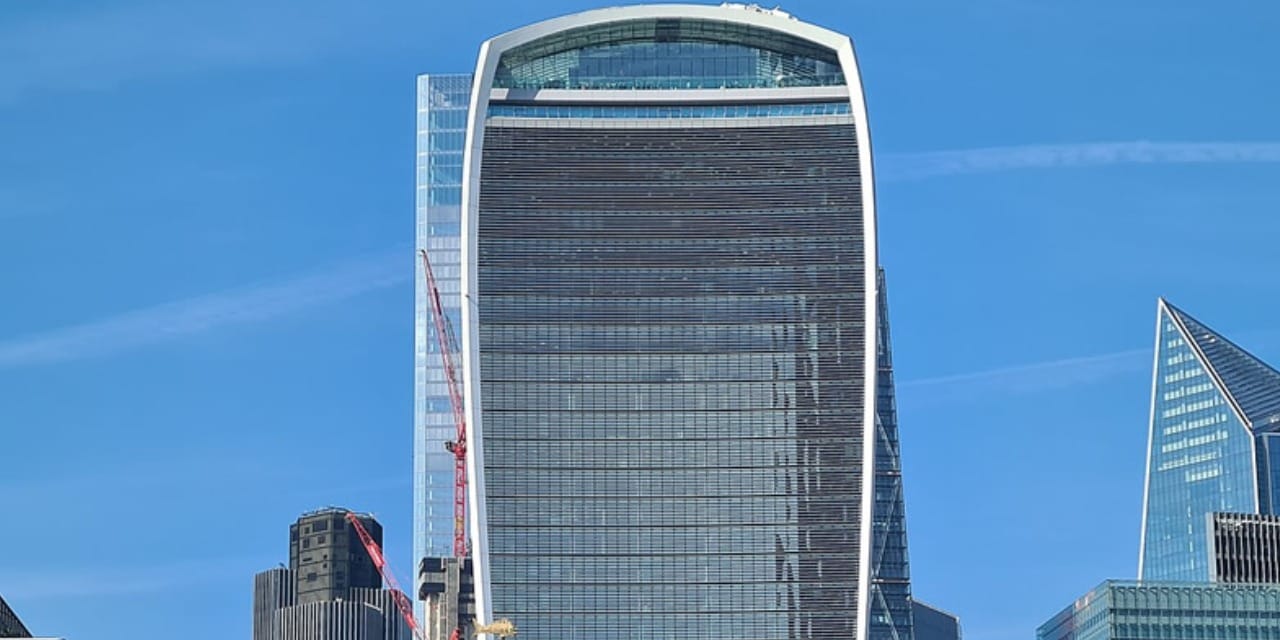 Mühendislik hatası şehri yaktı: Dükkan vitrinleri çatlıyor, lüks araçlar bile eriyor!