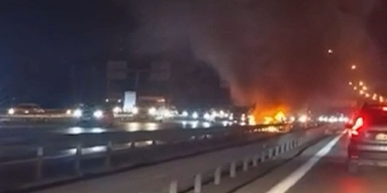 Ümraniye'de seyir halindeki otomobilde yangın